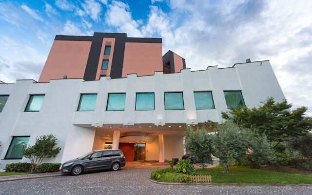 Отель SHG Hotel Antonella Италия, Помеция - 1 отзыв об отеле, цены и фото номеров - забронировать отель SHG Hotel Antonella онлайн вид на фасад