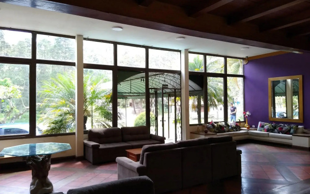 OYO Del Verde Hotel