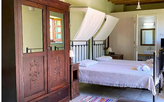 Eveleos Country House