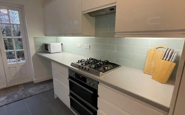 House - Sleeps 6 - Garden - Parking
