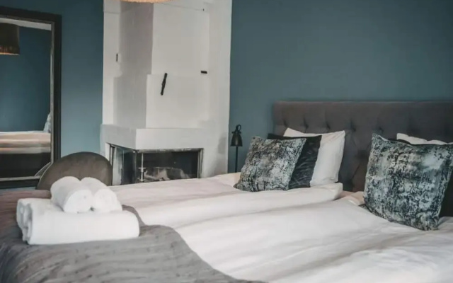 Inviting Hotel Room With Free Breakfast