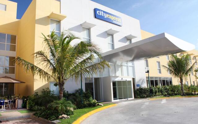 Отель City Express Playa del Carmen вид на фасад
