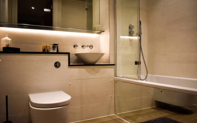 Modern 1 Bedroom Apartment With Balcony By Preston Park