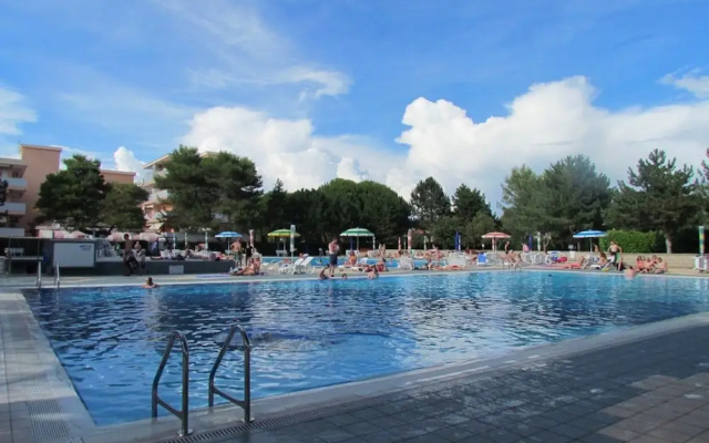 Spacious Flat With Pool Access