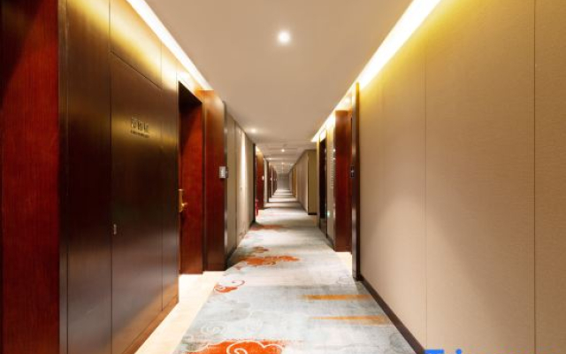 LUXURY BLUE HORIZON Grand Hotel (Xining High-Speed Railway Station)