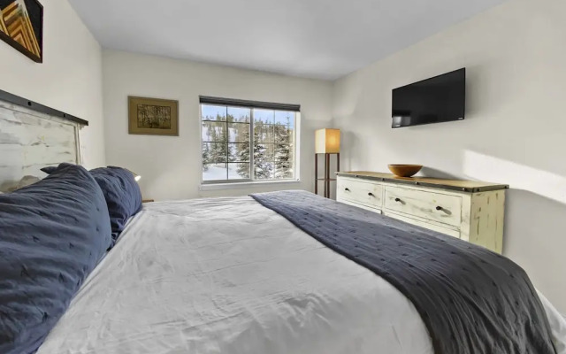 Swans Nest 1601 2 Bedroom Condo by RedAwning