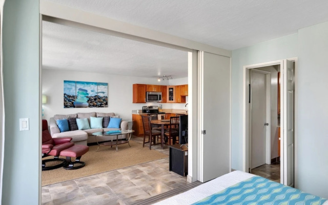 Deluxe Ocean View Condo on 31st Floor - Free Parking & Wifi!