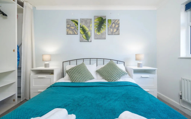 Crawley Pet Friendly 1-Bedroom Apartment
