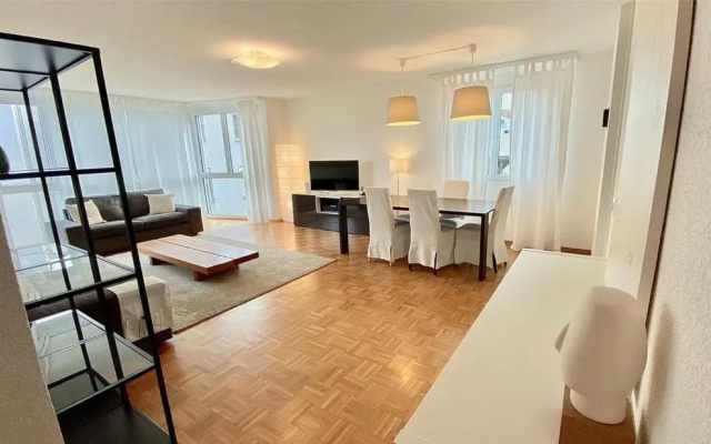 Close to the lake and very spacious 3 bedroom