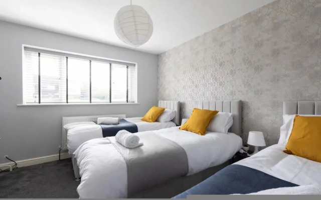 Grand 5BR Retreat in Beeston Sleeps 12