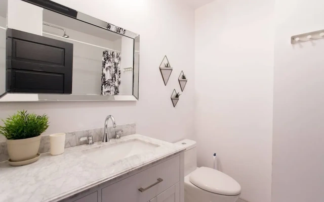Stylish & Unique 3 Bdr Flat With Parking!