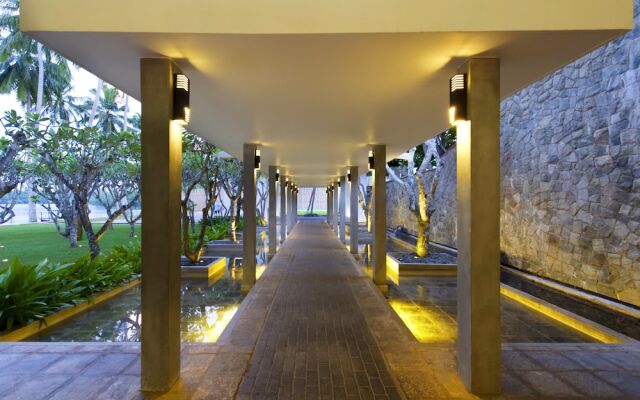 Отель Avani Kalutara Resort Шри-Ланка, Калутара - отзывы, цены и фото номеров - забронировать отель Avani Kalutara Resort онлайн вид на фасад