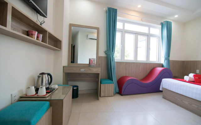 RedDoorz Plus near Le Quang Dinh Street