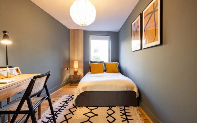 The Crystal Quarters - Modern Bright 2bdr Apartment
