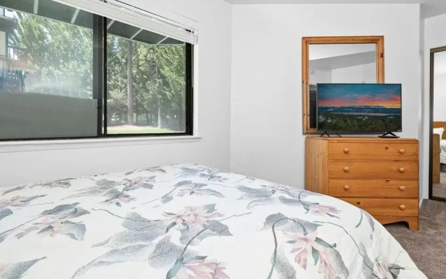 Tennis Courts and Swimming Pool - Delightful Mountain Sanctuary