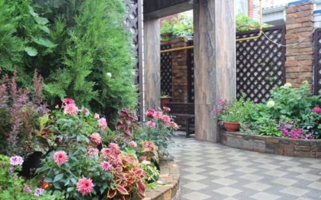 Гостиница Semeiny Guest House в Анапе отзывы, цены и фото номеров - забронировать гостиницу Semeiny Guest House онлайн Анапа вид на фасад