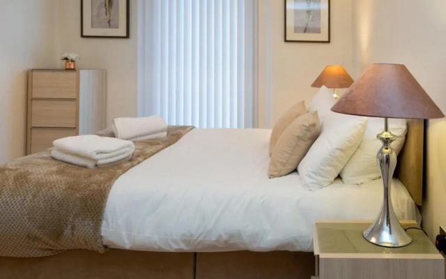 Central Tower Bridge Apartment