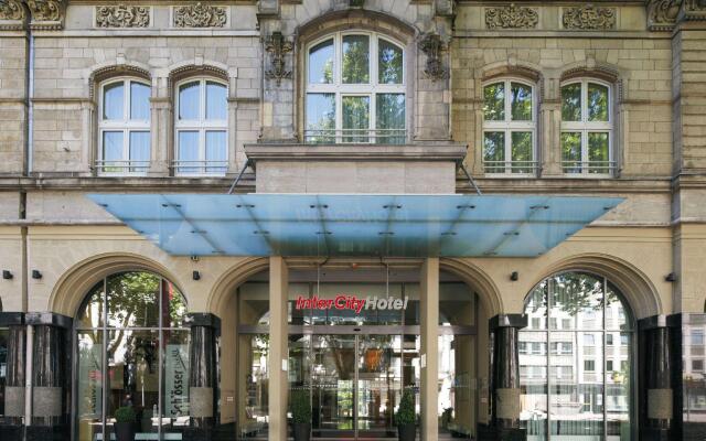Отель IntercityHotel Düsseldorf вид на фасад