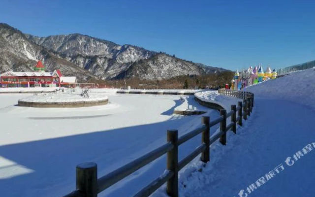 Xiling Snow Mountain Maple Leaf Hotel