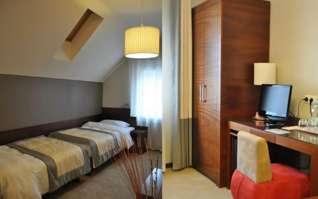 Atrium Hotel