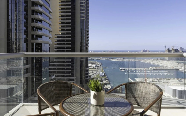 Sleek & Serene Apartment w/ Stunning Marina Views