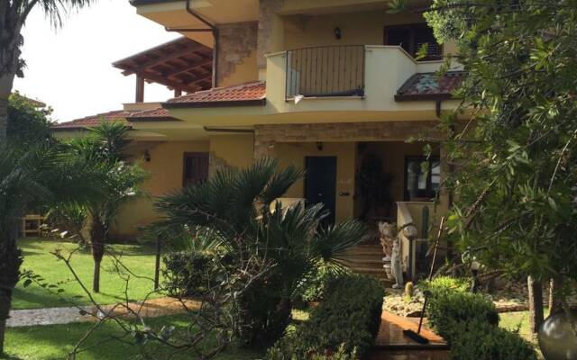 Апартаменты Apartment With 2 Bedrooms in Bovalino, With Pool Access, Furnished Balcony and Wifi - 300 m From the Beach Бовалино-Марина вид на фасад