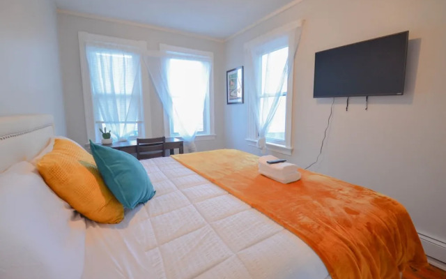 Lovely 3-Bedroom Apt with free parking