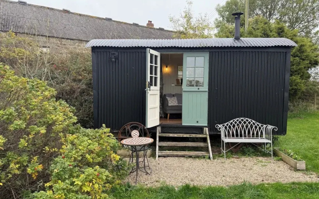 Cosy Romantic Shepherd hut in Open Countryside