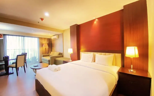 Fancy And Nice Studio At El Royale Apartment