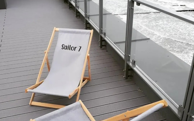 Sailor 7 Z bocznym widokiem na morze