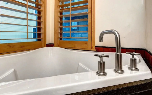Town Lift Gem 4 Bedroom by RedAwning