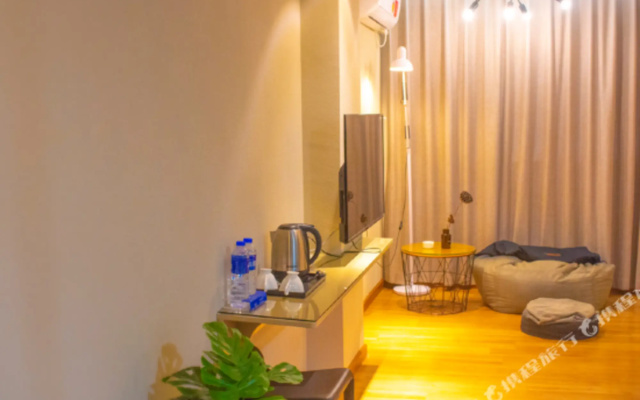 Jinying Theme Hotel (Boruo Overseas Chinese Middle School Rainbow Plaza)