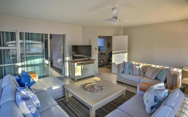 15 Skiathos-Spacious Family Beachfront apartment