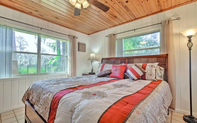 Rainbow River Oasis w/ Kayaks + Furnished Sunroom!