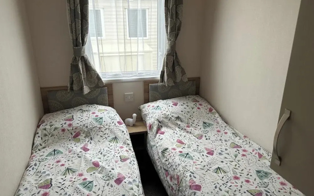 Felixstowe Chimo Caravan 8 Sleeps 5 min to Beach