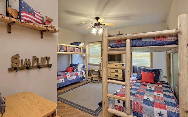 Spacious 'eagle's View' Luxury Cabin w/ Views
