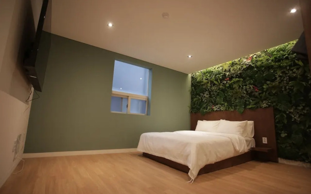 Hotel Seven Step