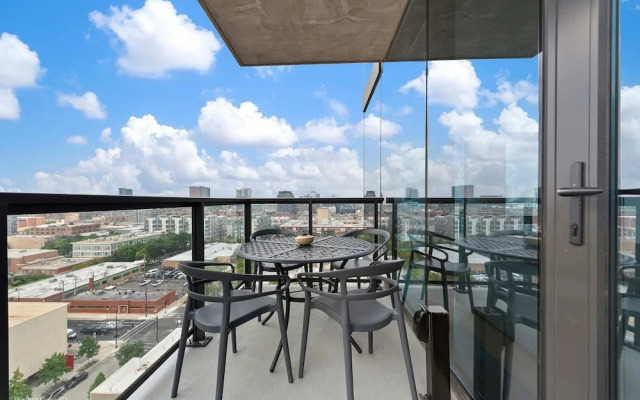 West Loop Retreat High-end Walk to Everything