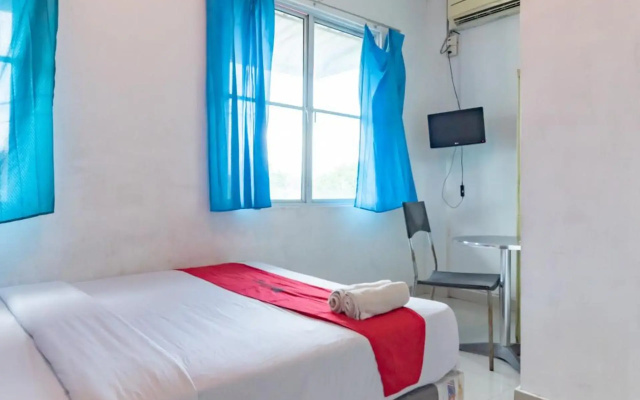 RedDoorz Plus Near Kepri Mall