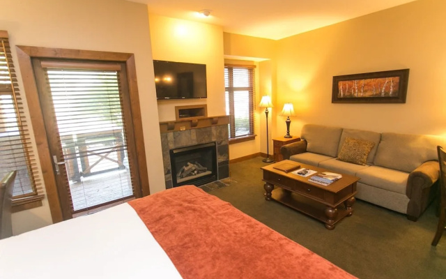 Spacious Unit Mountain Getaway with Fireplace by RedAwning