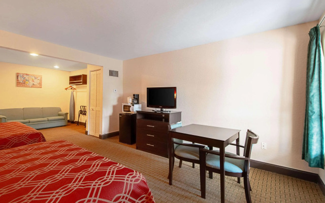 Econo Lodge Inn & Suites Clearwater Central