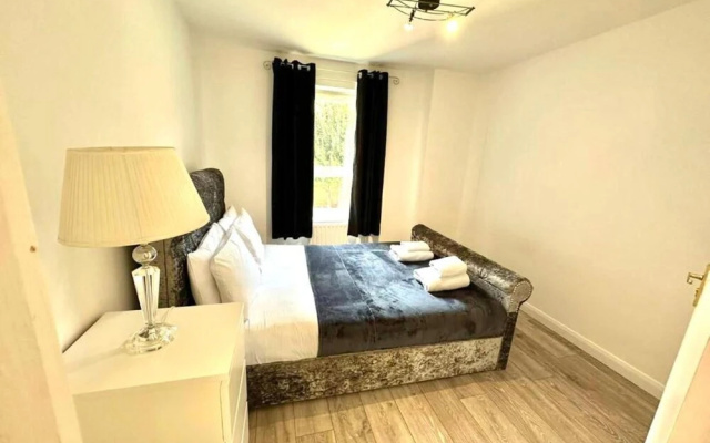 3 Bedroom Riverview Flat Canary Wharf Free Parking