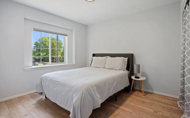 Redmond Rest 4 Bedroom Home by RedAwning