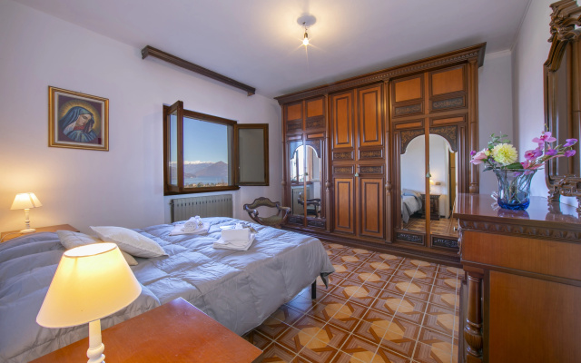Oasi di Castelveccana Apt Pool and View