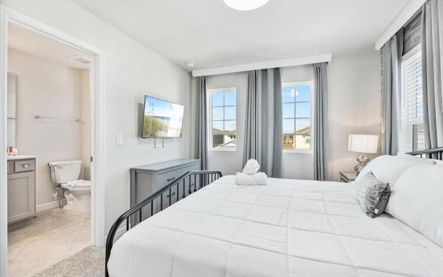 Luxury 5BR w/ Private Pool Windsor