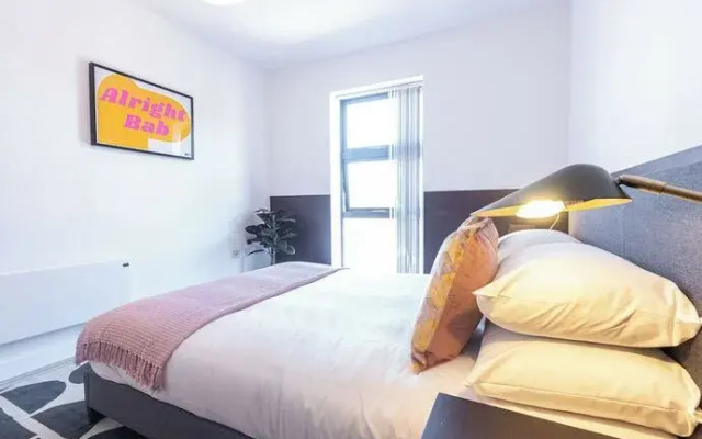 Pristine 1 and 2 bedroom apartments near business district, walking distance to city centre, free internet & complimentary parking by Sojo Stay