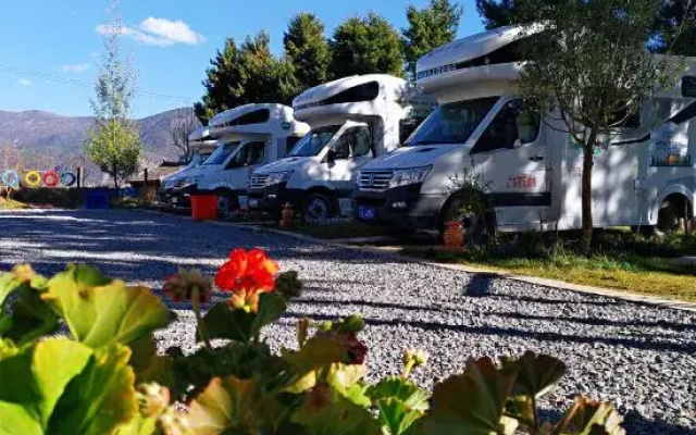 Shiwai Taoyuan Inn RV Camp(玉龙世外桃源客栈房车营地)