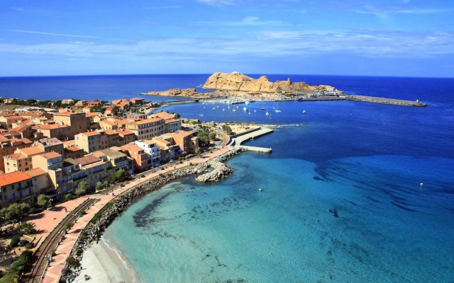 Chic Romantic Getaway in L'ile Rousse