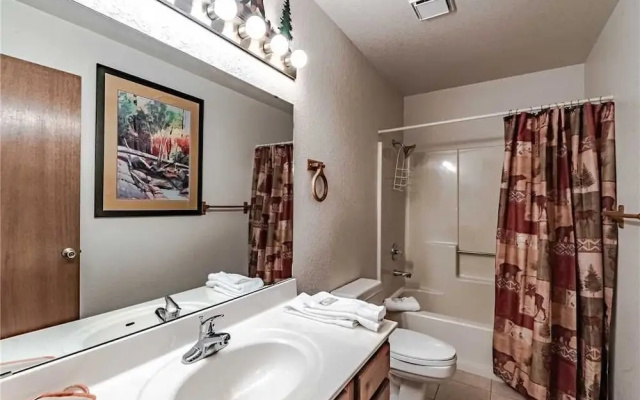 Fort Getaway - Three Bedroom Cabin with Hot Tub