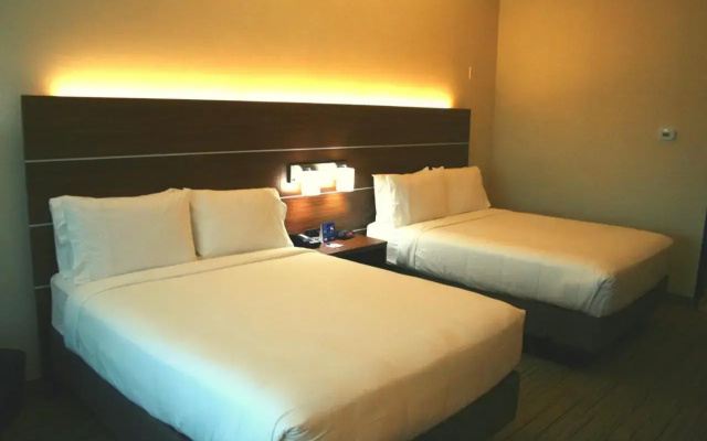 Holiday Inn Express Marina